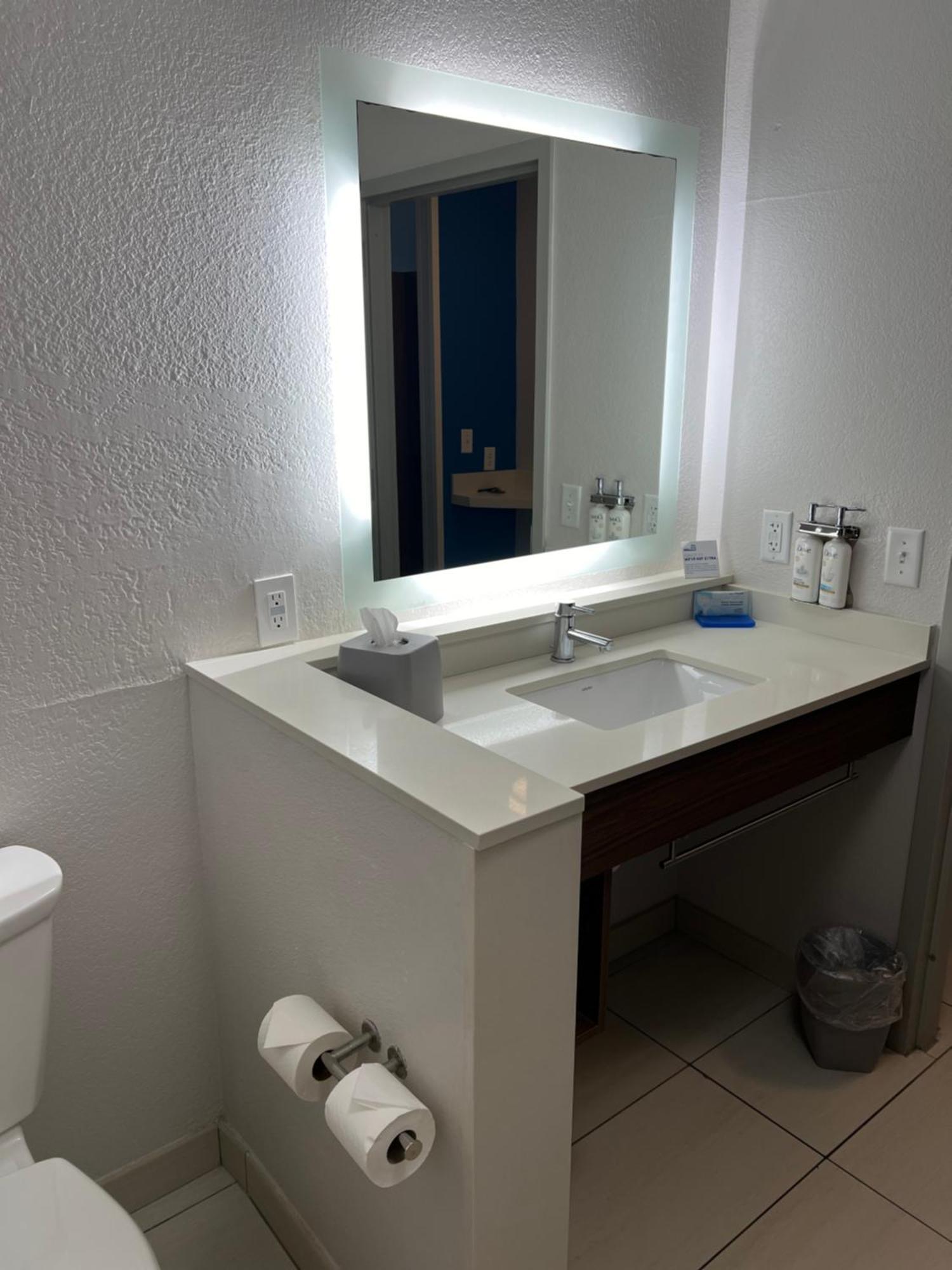 Holiday Inn Express & Suites Mobile - University Area By Ihg Екстер'єр фото