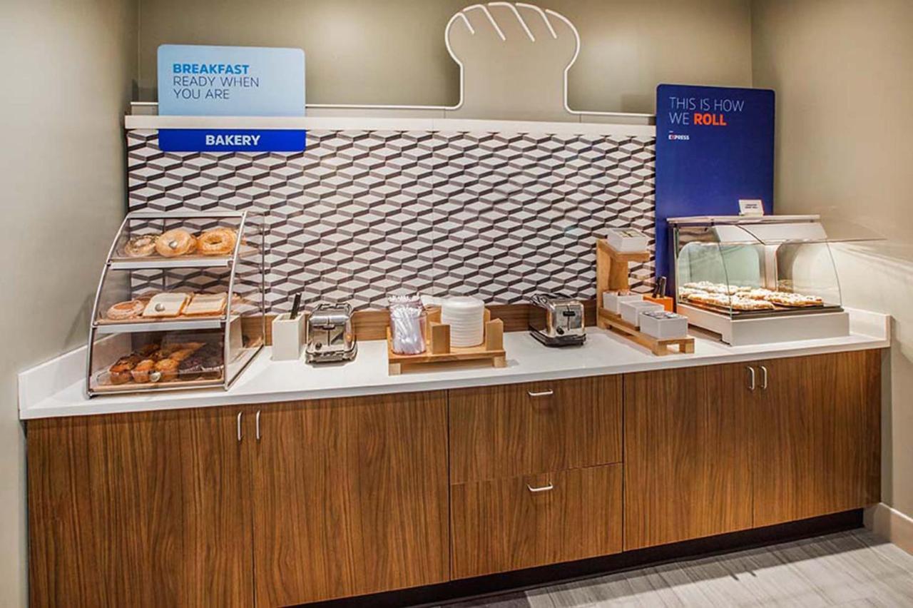 Holiday Inn Express & Suites Mobile - University Area By Ihg Екстер'єр фото